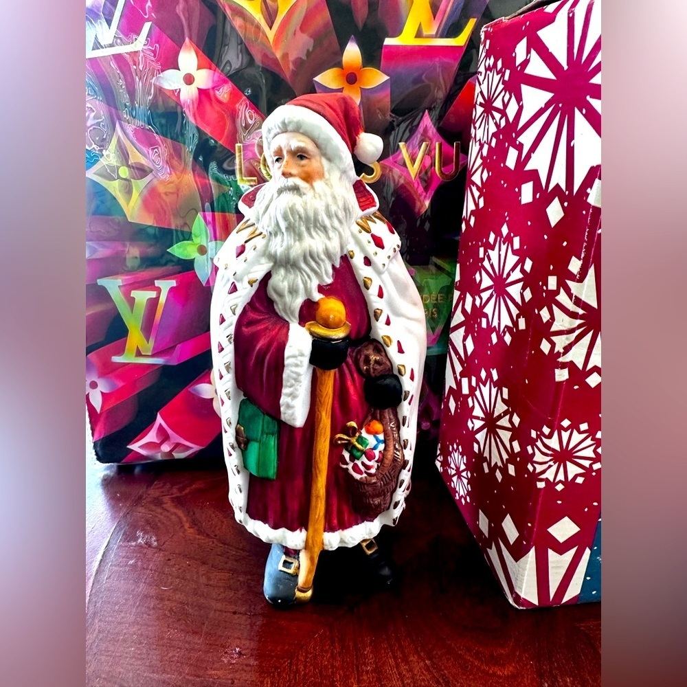 NWT Traditions Santa figurine in cloak ￼​​